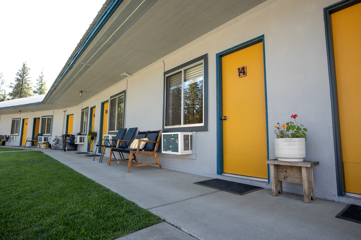 Lake Roosevelt Bungalow Suite