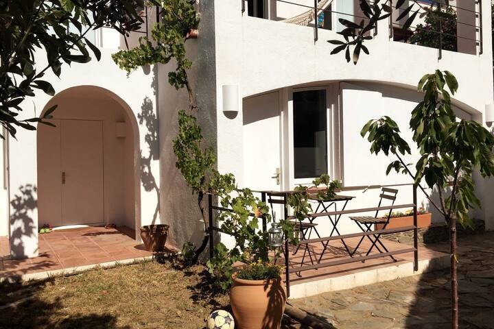 带花园和停车场的Cadaqués公寓