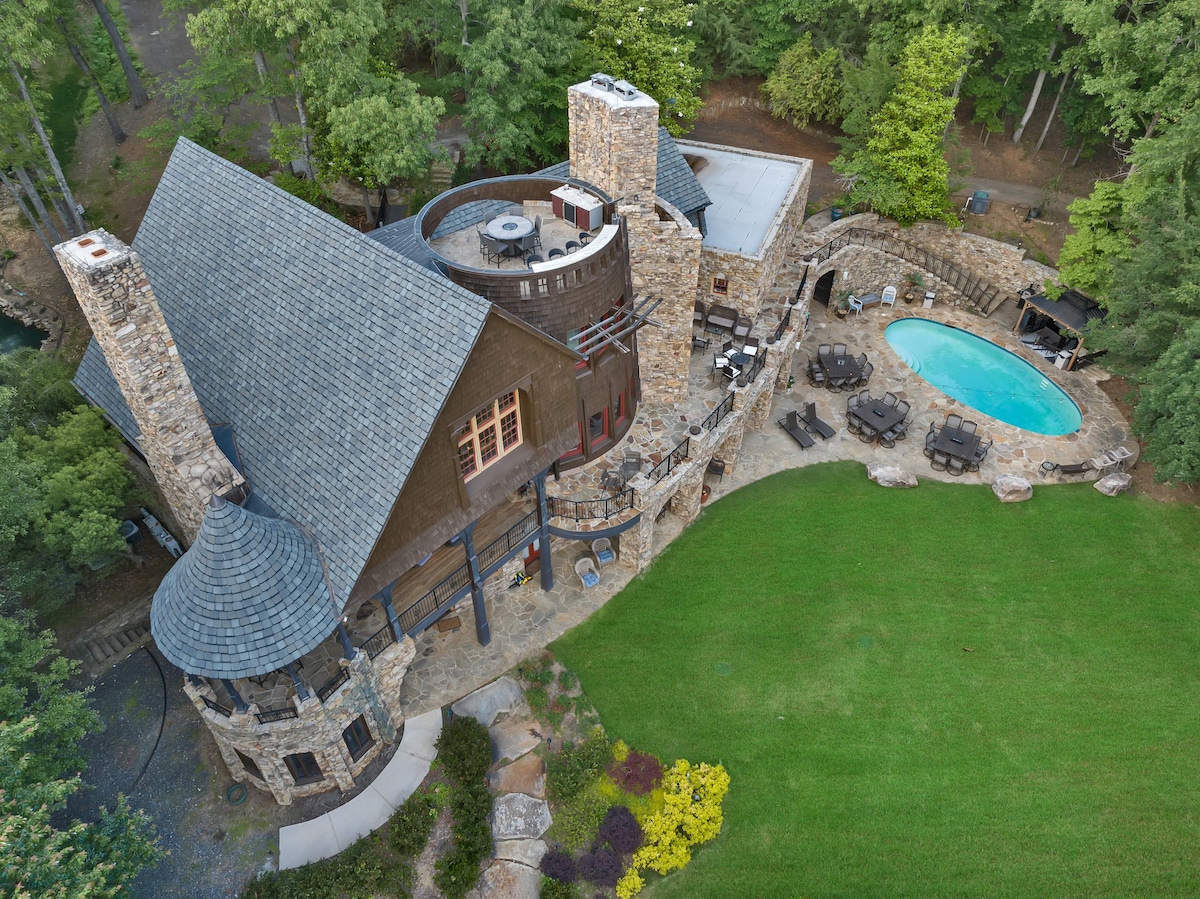 Lake Lanier Castle/Your own Private Resort