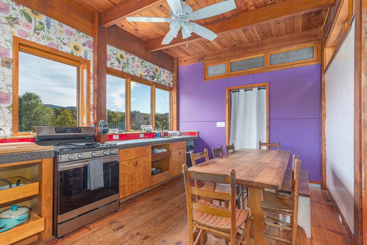 Iris: 2 Bedrooms on a Farm on the Swannanoa River