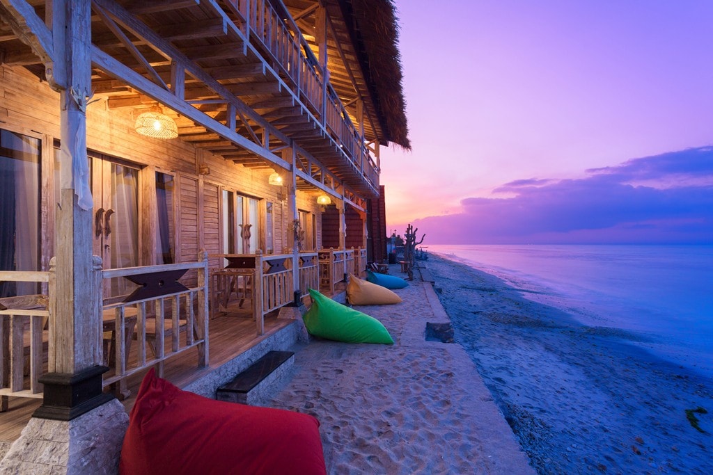 珀尼达岛（ Nusa Penida ）干净的海滨客房，带露台