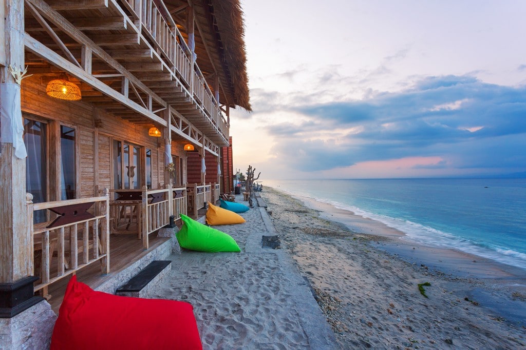 珀尼达岛（ Nusa Penida ）干净的海滨客房，带露台