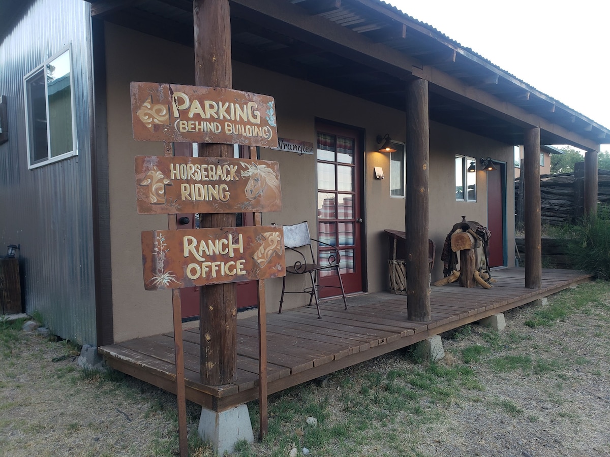 C.O.D. Ranch Wrangler Casita: Views, Hiking, Porch