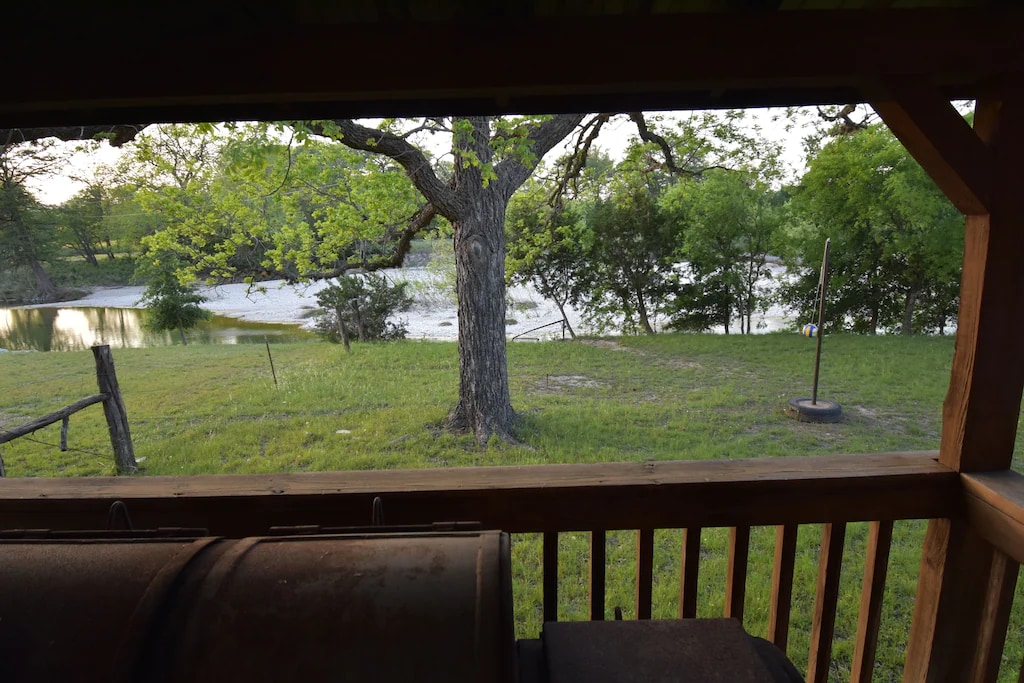 Frio River House+Bunkhouse with Volleyball Pool!