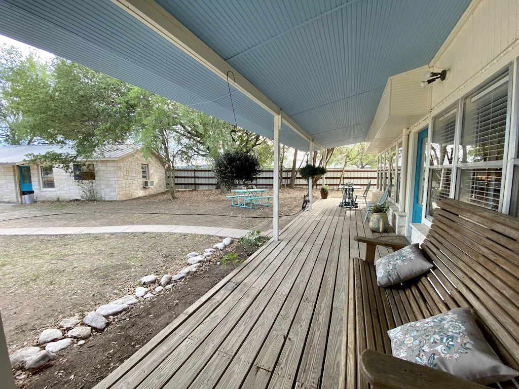 Frio River House+Bunkhouse with Volleyball Pool!