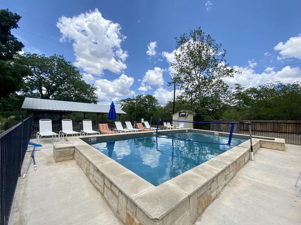 Frio River House+Bunkhouse with Volleyball Pool!