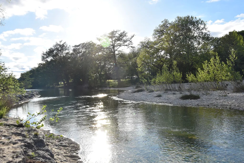 Frio River House+Bunkhouse with Volleyball Pool!