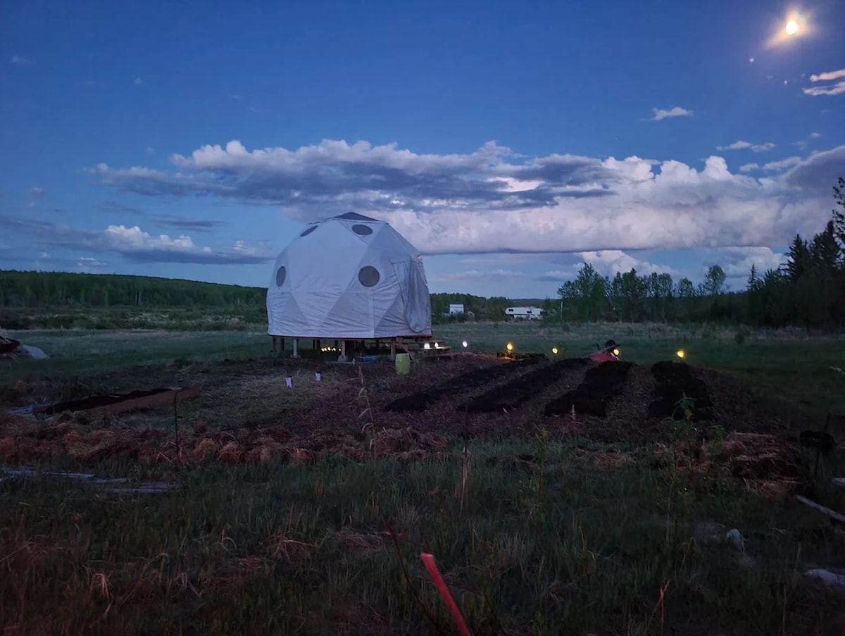 The off grid Dome home In Wit's End Garden