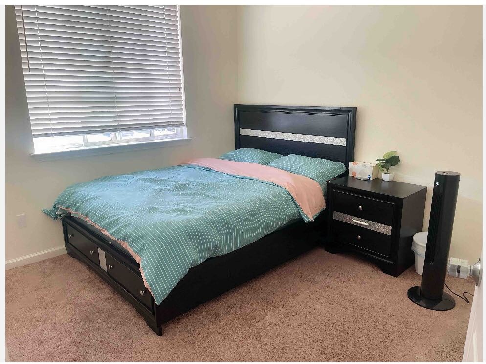 Clean and quiet bedroom with 55"TV Shared bathroom