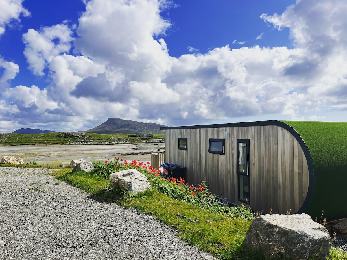 The Grimsay Cabin with wood fired Hot tub