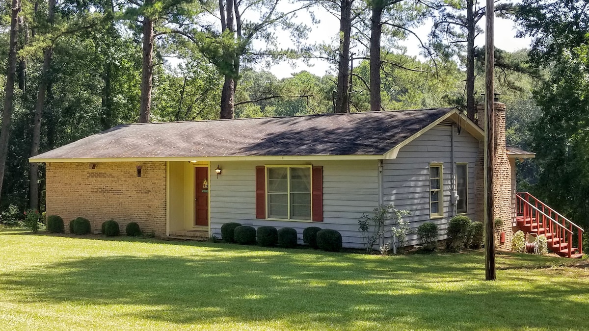 Cheerful cozy cabin on the lake - roam 75 acres!