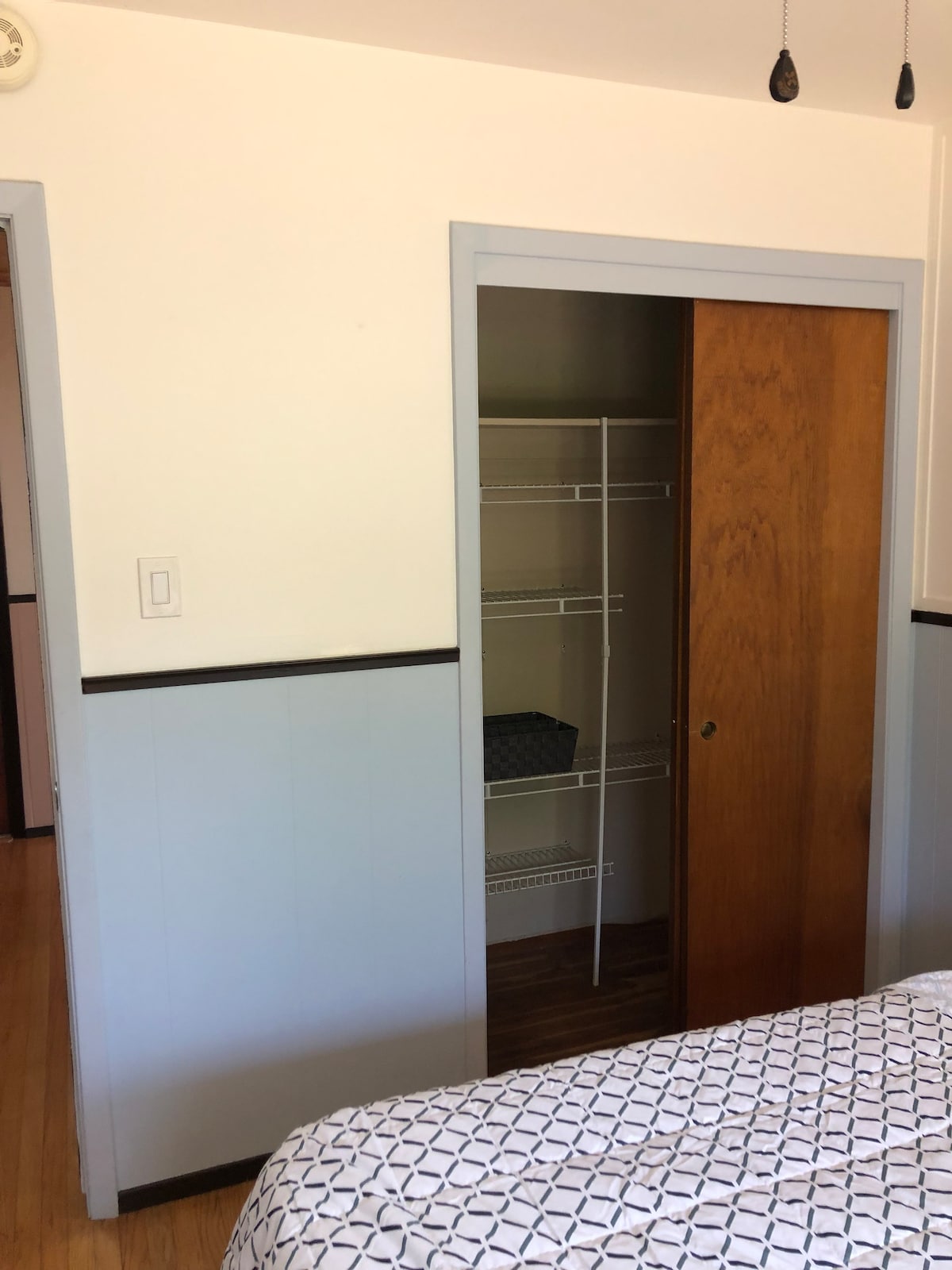 安静的小卧室，带共用卫生间厨房+电视