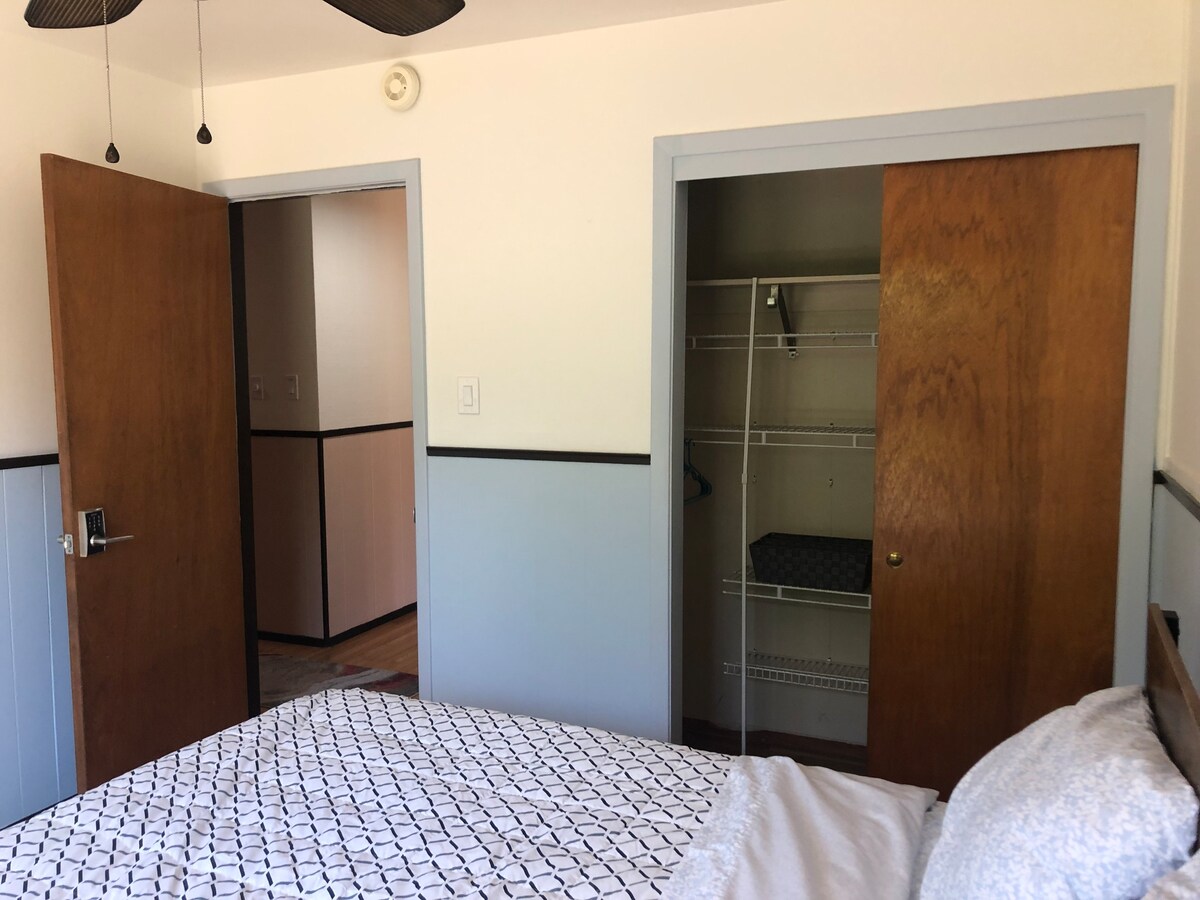 安静的小卧室，带共用卫生间厨房+电视