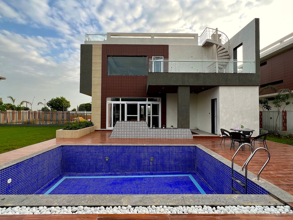 Greece- Affluent 2 Bedroom Villa with Pool