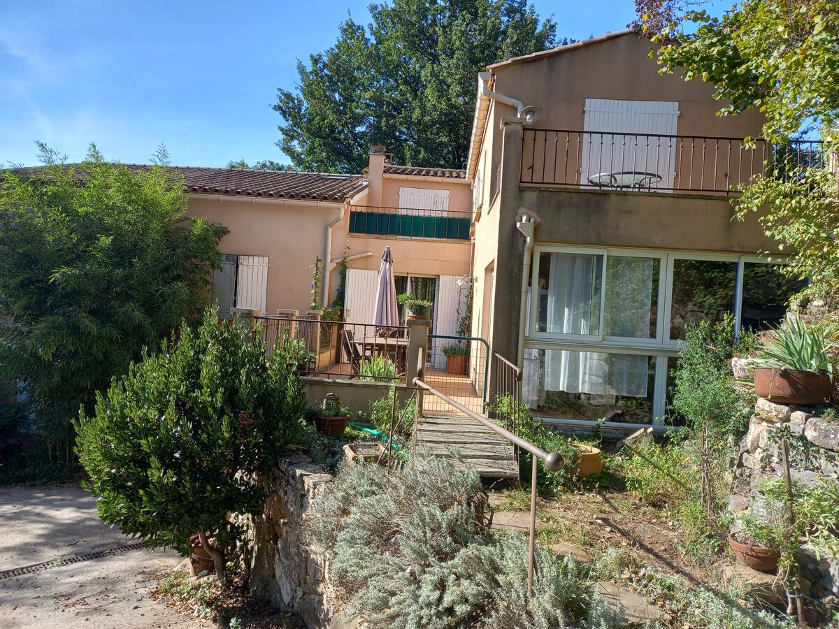 Studio + terrasse et vue, dans un écrin de verdure