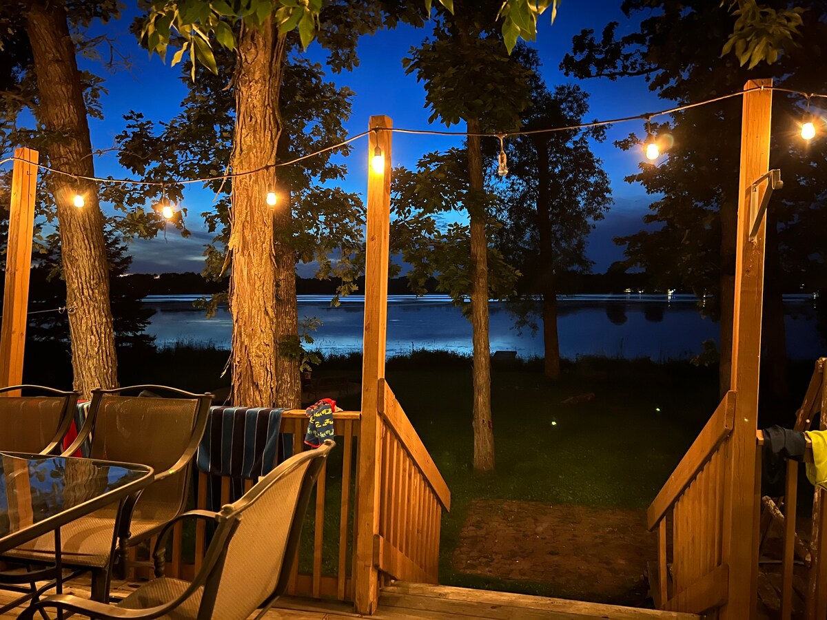 3-bed lake house with a heated pool near WI Dells