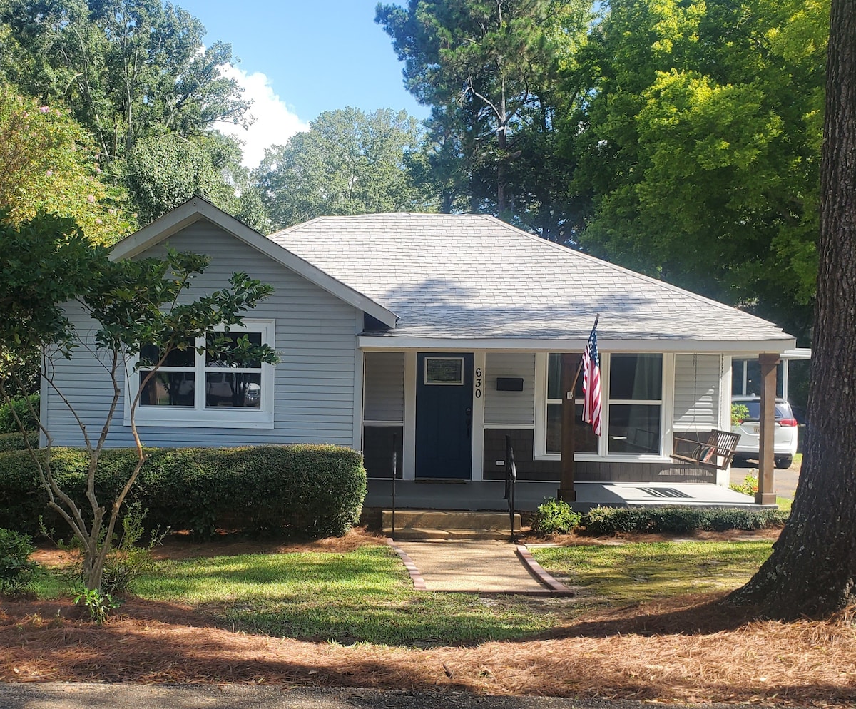 Spacious, historic downtown bungalow.   Sleeps 10!