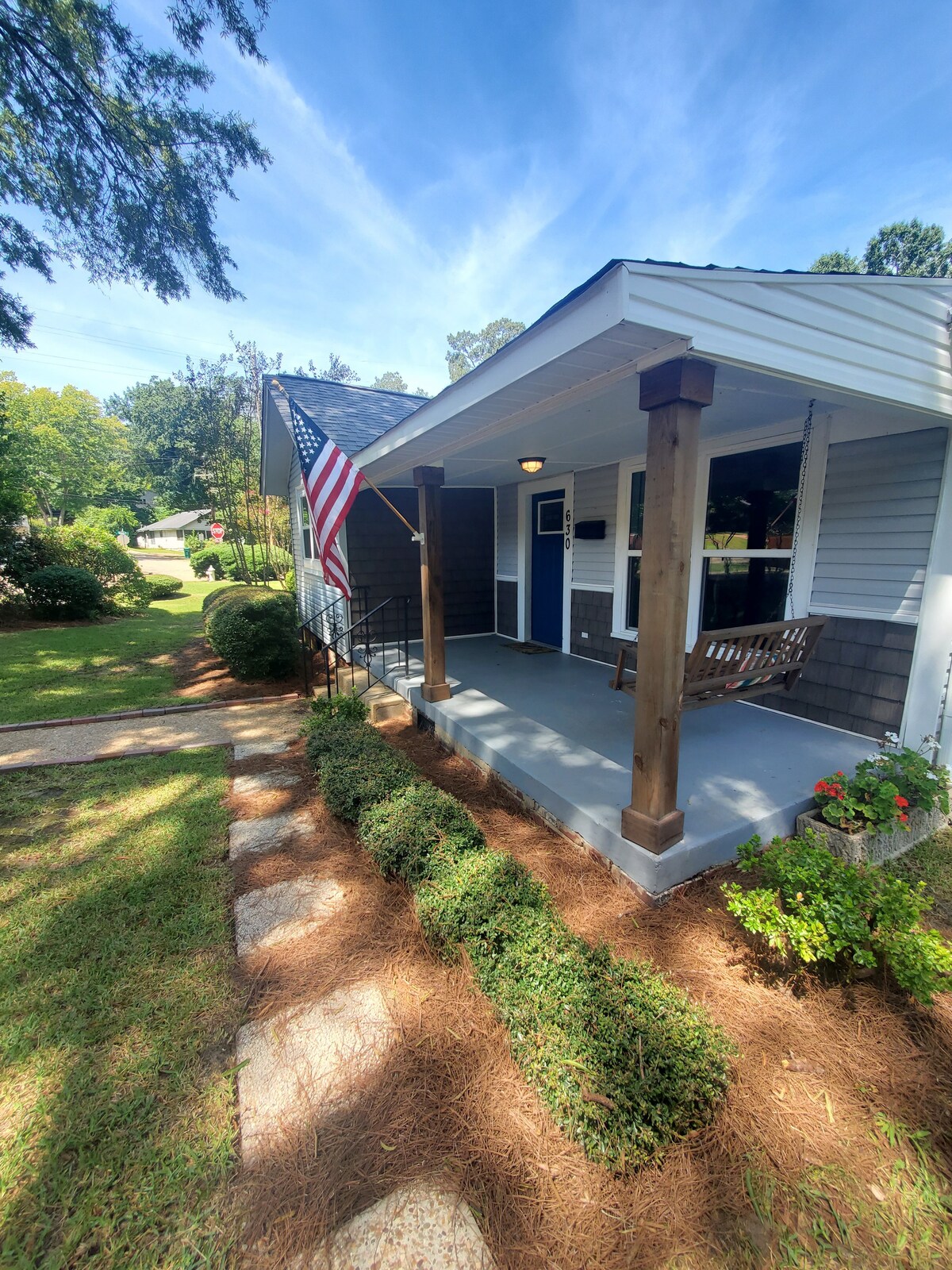 Spacious, historic downtown bungalow.   Sleeps 10!