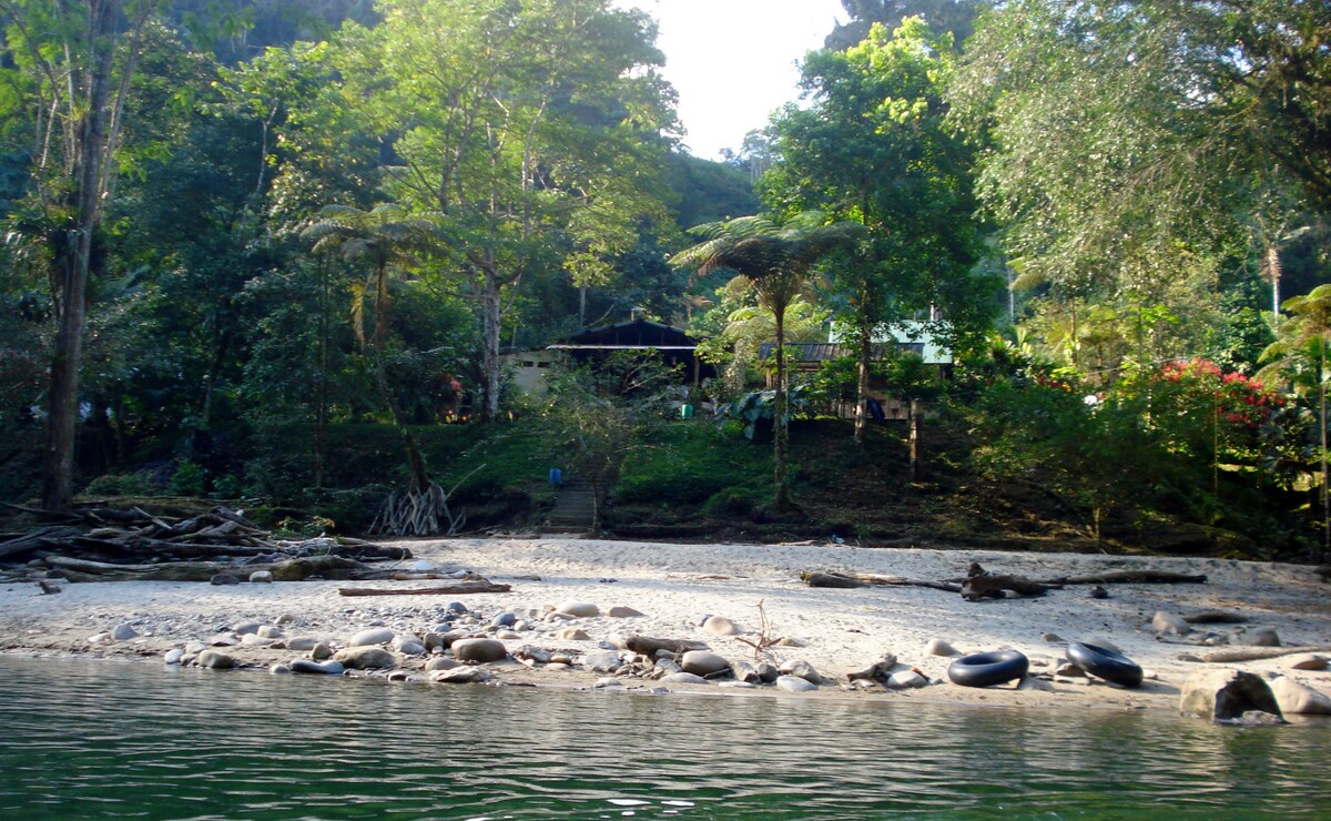 Cabaña lodge junto al río en la amazonía.