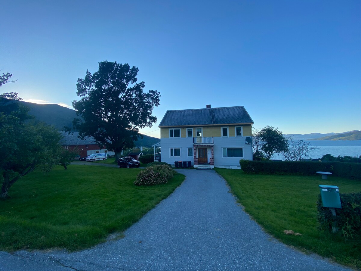 Leilighet med utsikt utover romsdalsfjorden.