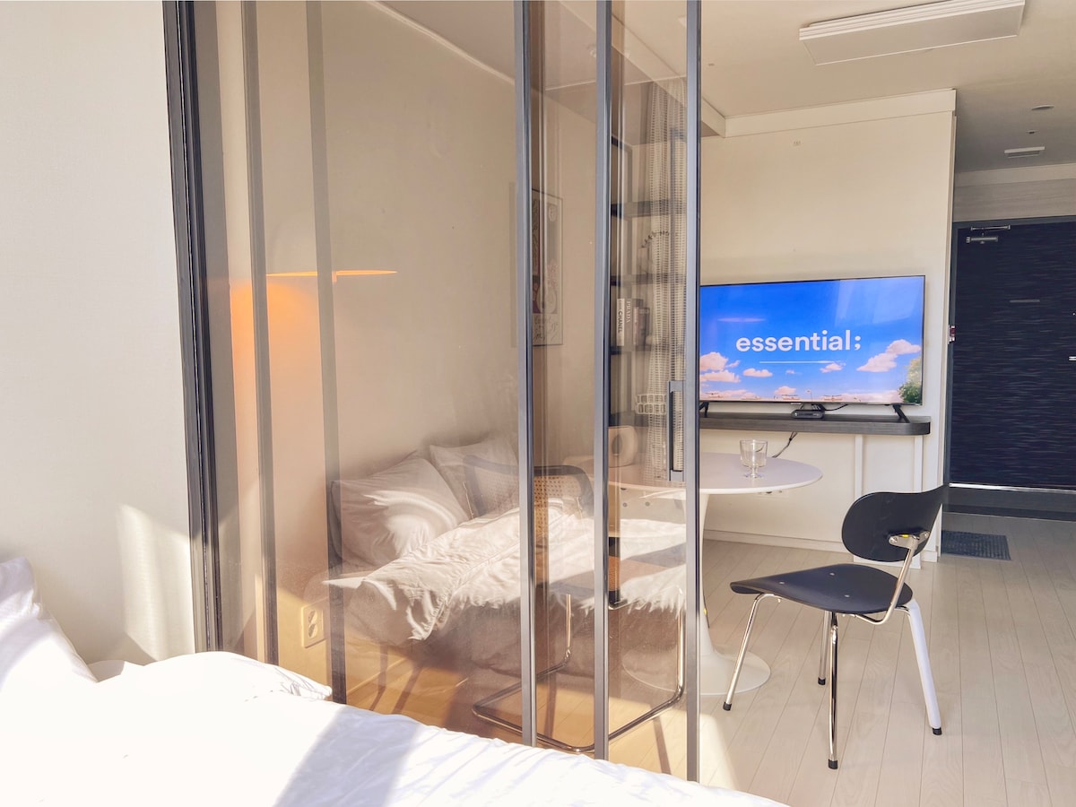 809 Mistay Dongseong-ro房间：安全舒适的空间，每日更换床上用品，免费停车， Netflix和城市景观