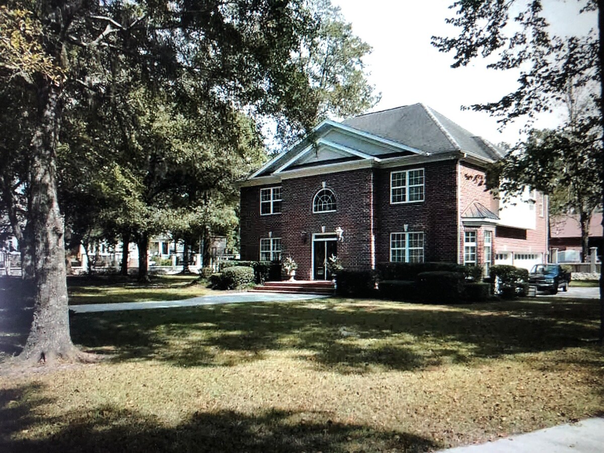 Cheerful four bedroom country side Southern Home