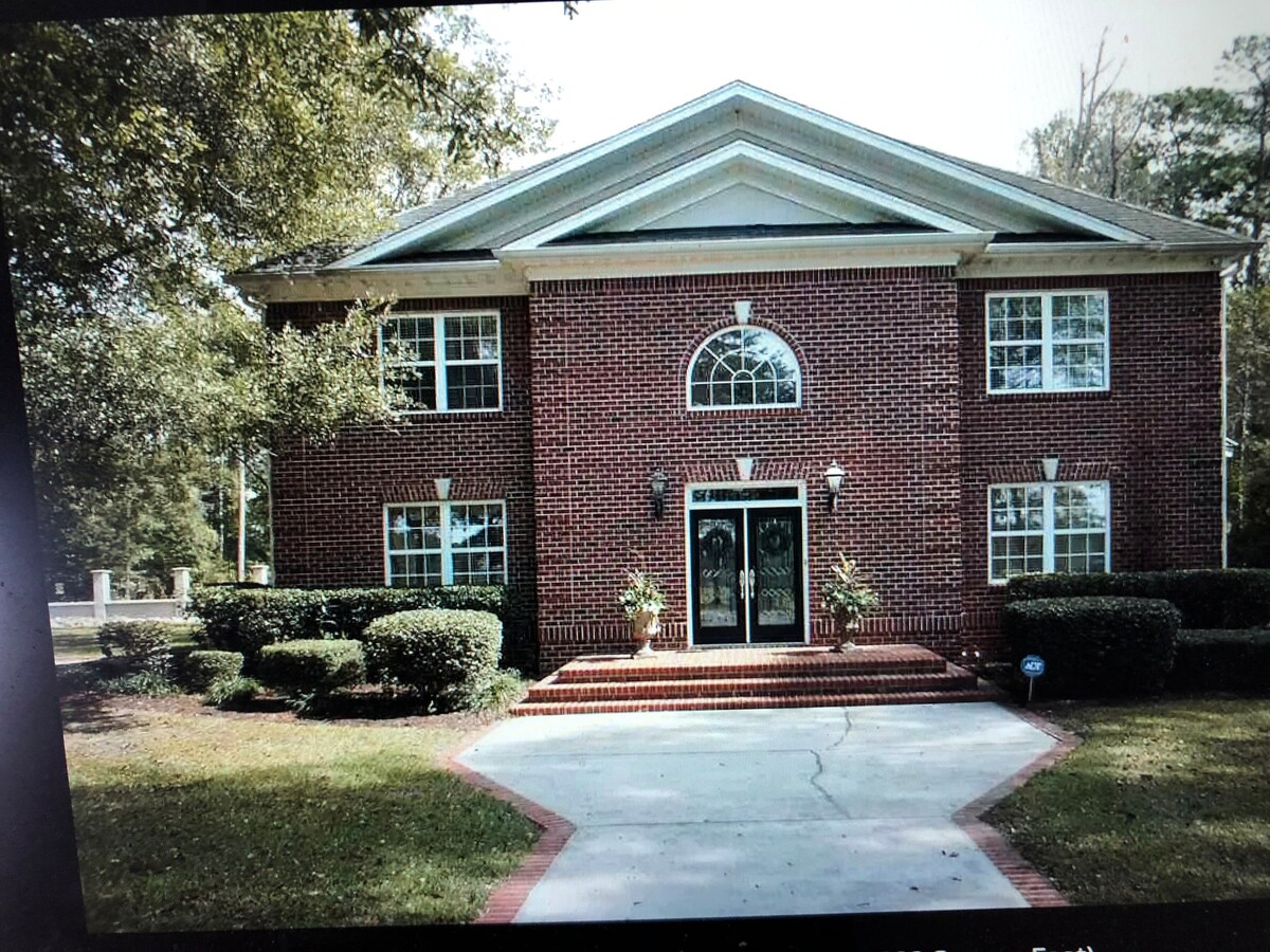 Cheerful four bedroom country side Southern Home