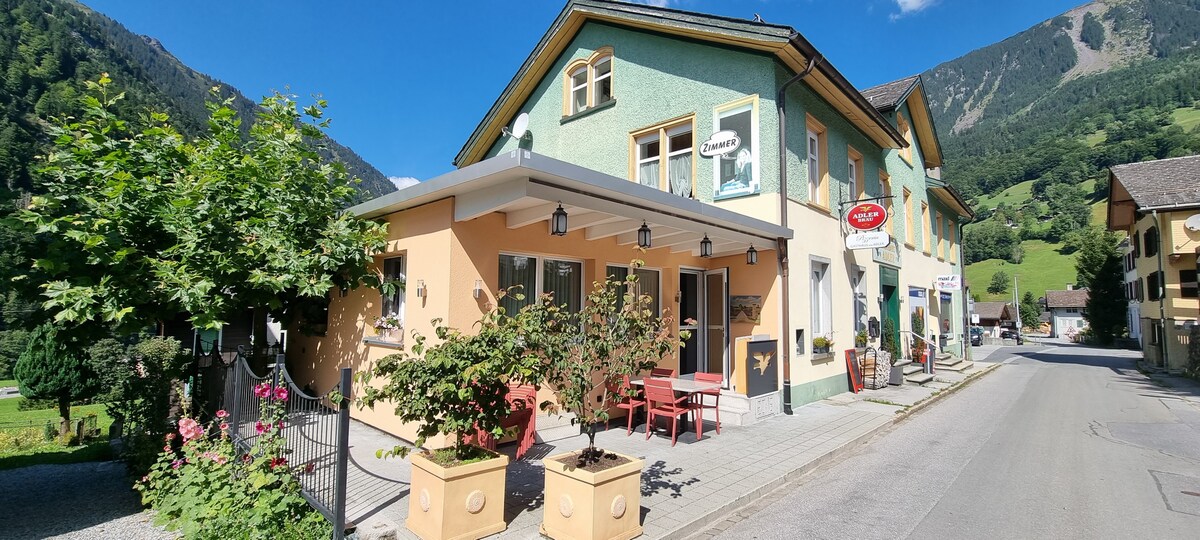 Schmuckes Zimmer im ehemaligen Gasthaus Adler (2)