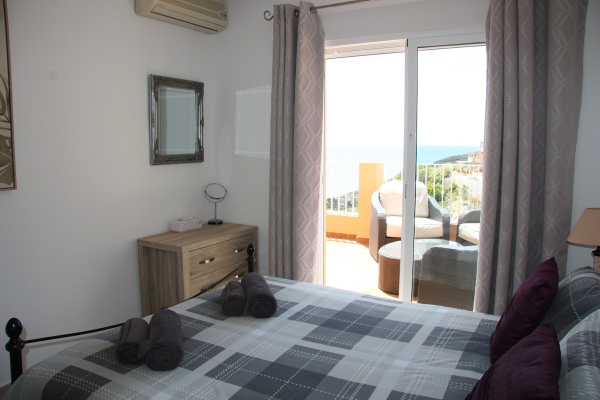 South Facing Apartment, Sea Views, Beach 300m