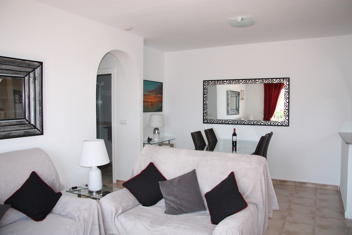 South Facing Apartment, Sea Views, Beach 300m