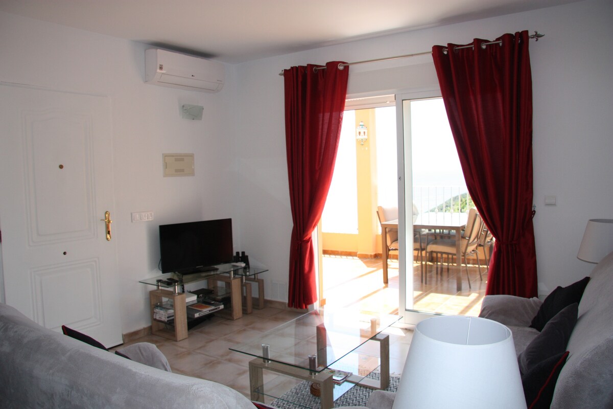 South Facing Apartment, Sea Views, Beach 300m