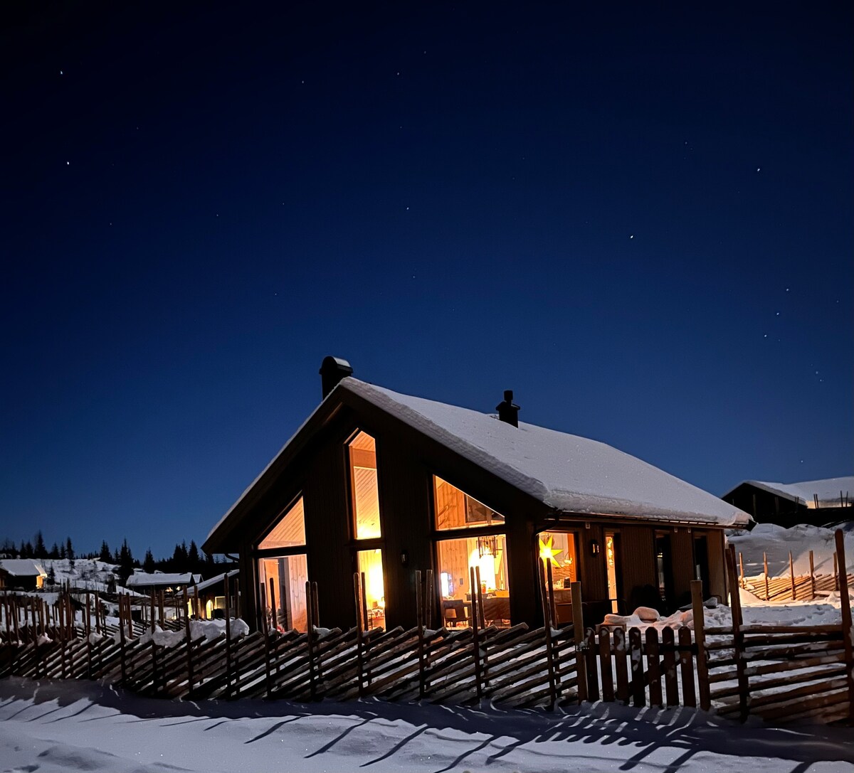 Moderne hytte med fjellutsikt