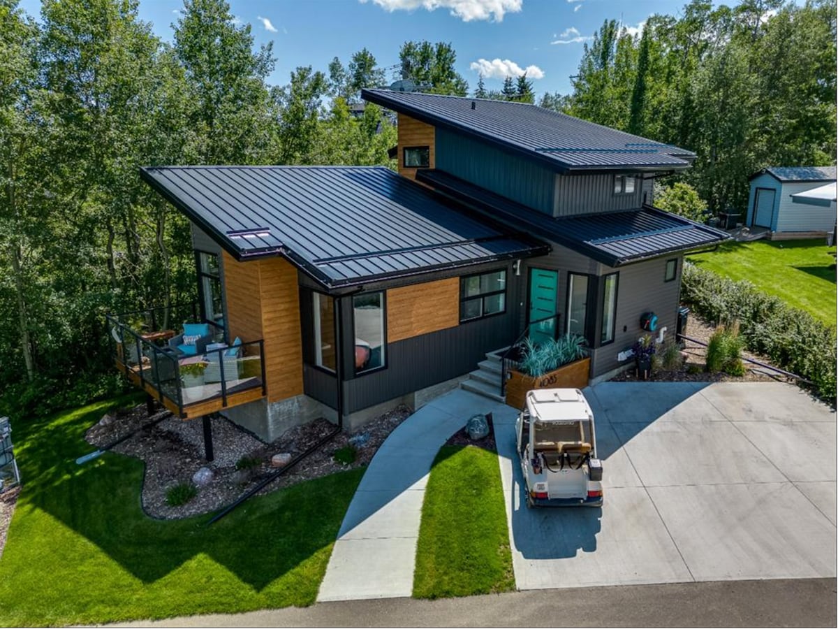 Beautiful Custom Lake House on the Golf Course