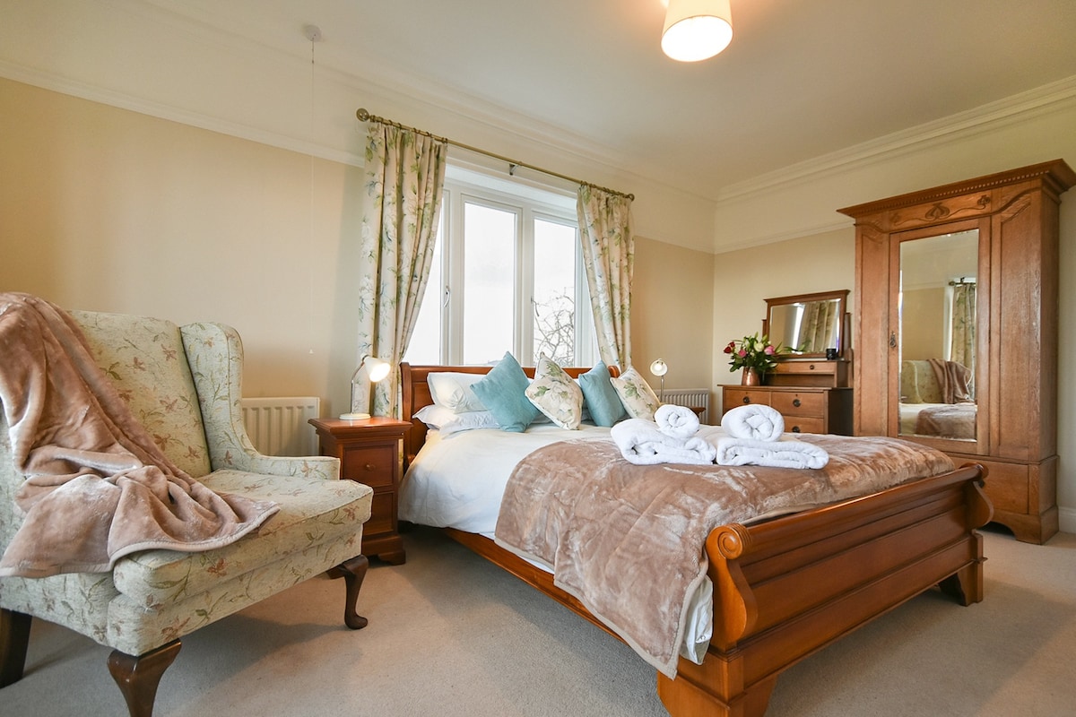 Beautiful King Size Private room with en suite