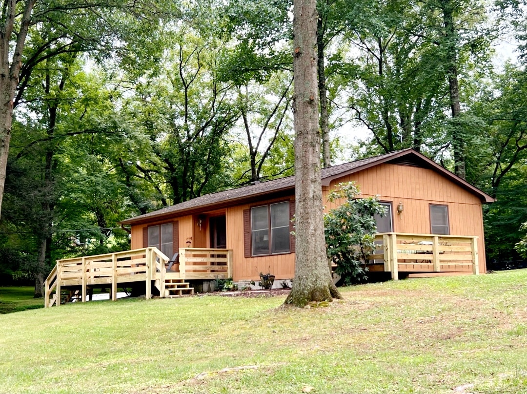 Creekside Retreat - Firepit, Outdoor Dining, Creek