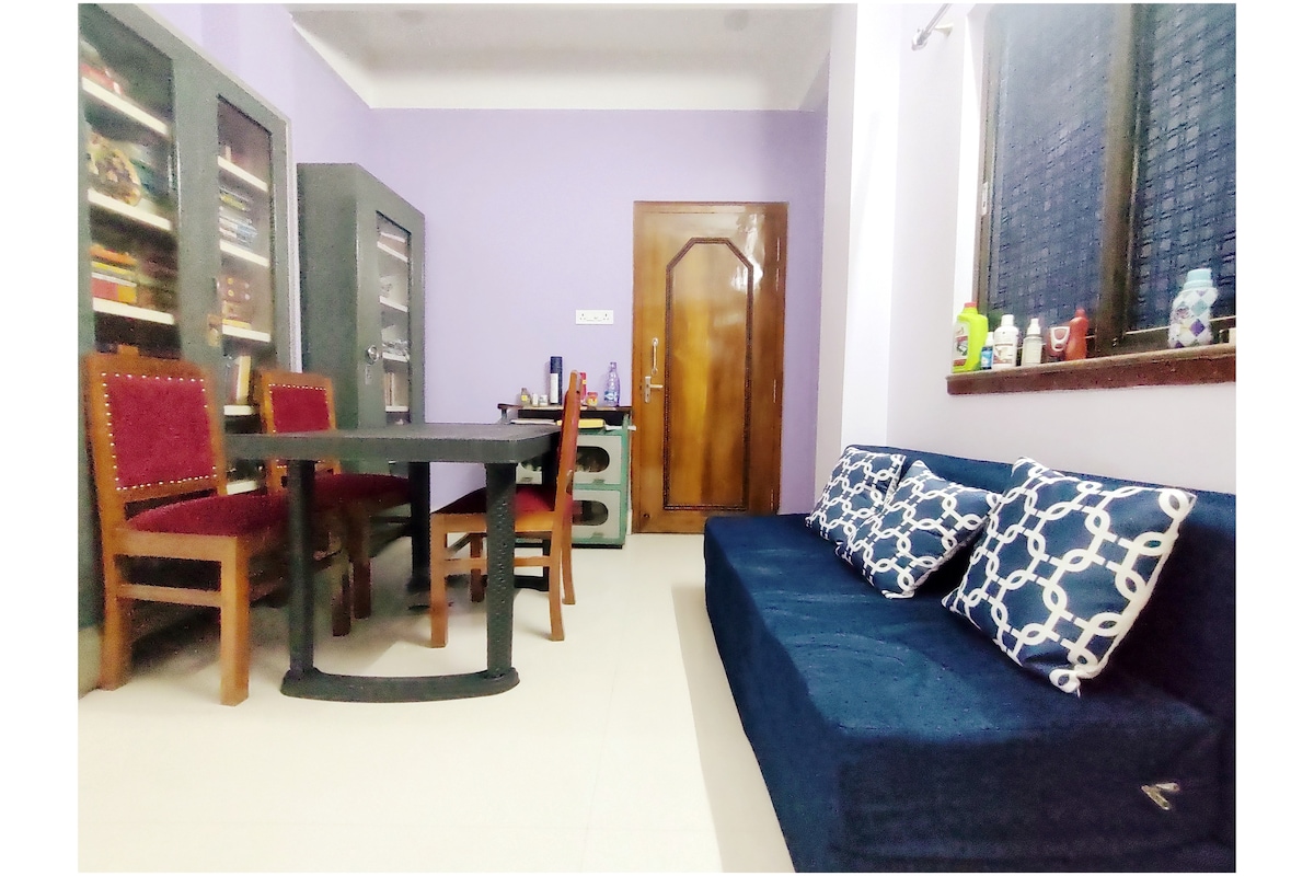 Ujjayanta Homestay: AC King Bed| FullKitchen