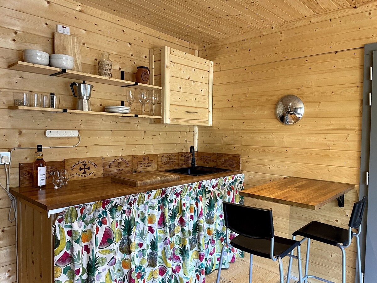 Stylish 1-bedroom cabin near Loch Lomond