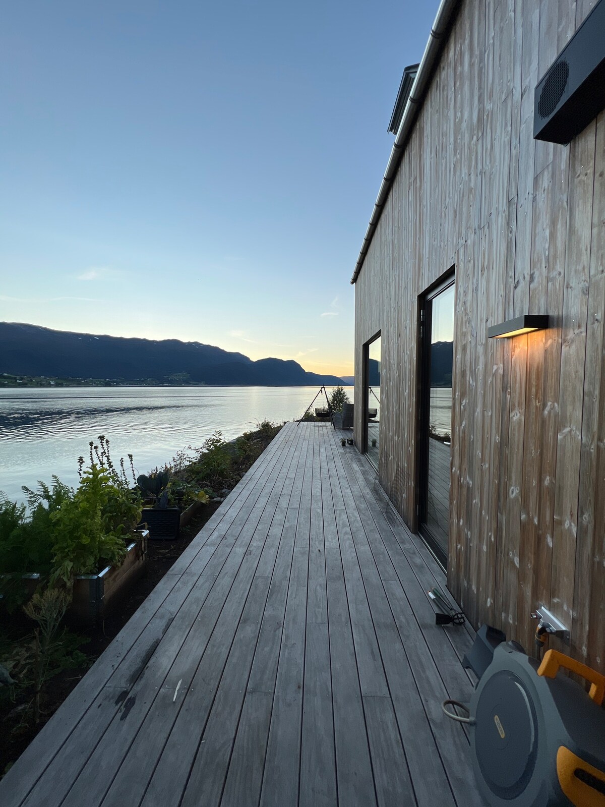 Nordfjord Sandane峡湾旁的现代房屋。