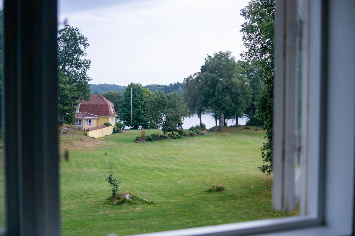 位于Hjelmsjöborg的美丽公寓，可欣赏湖景