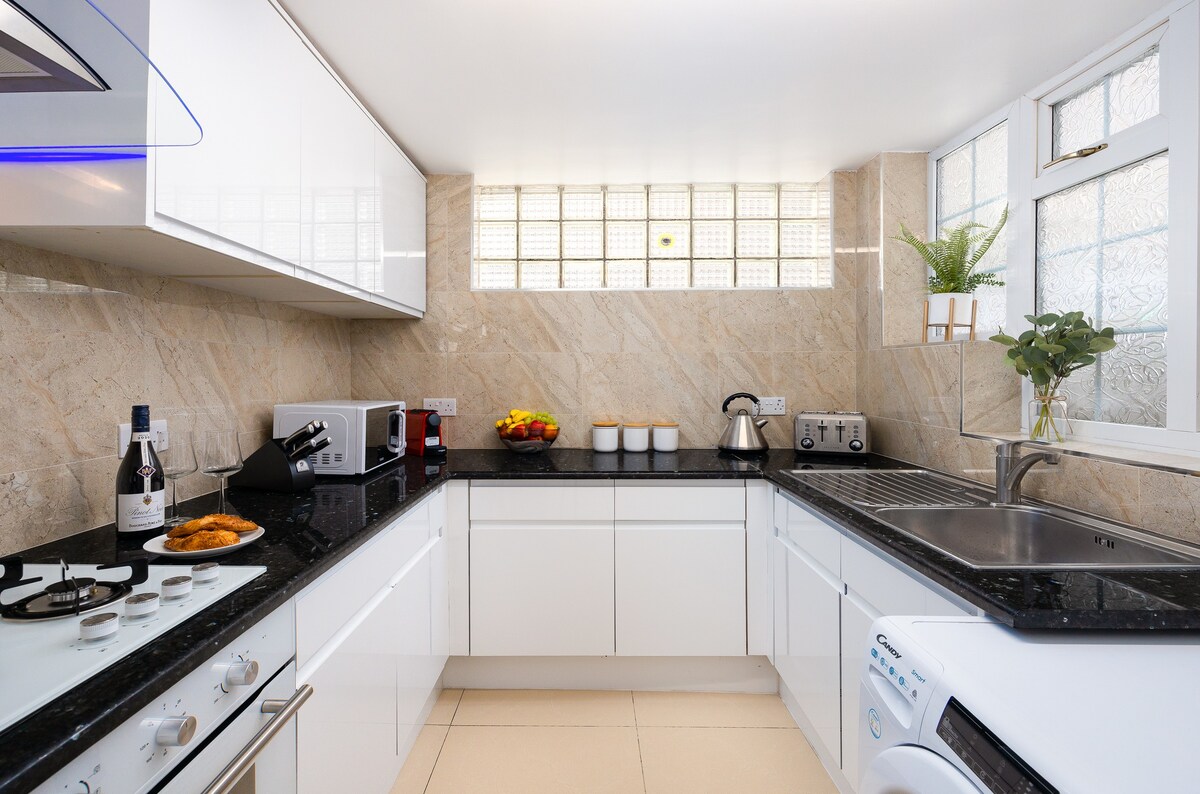 Modern & Spacious 4 Bedroom House - Queensway St