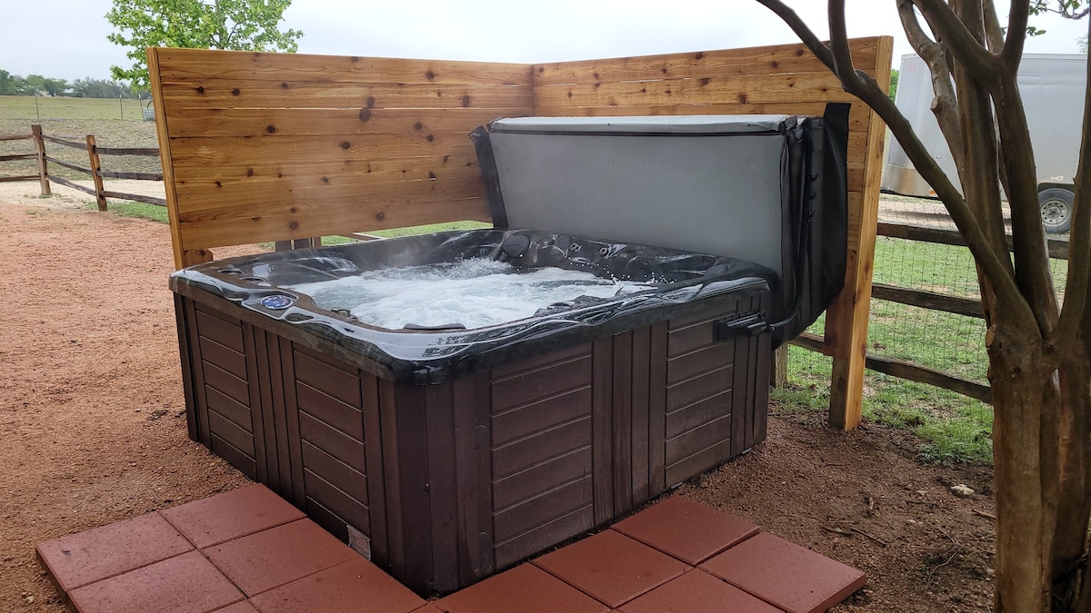 The Barnhouse for 4 @ TimberRose Ranch FBG hot tub