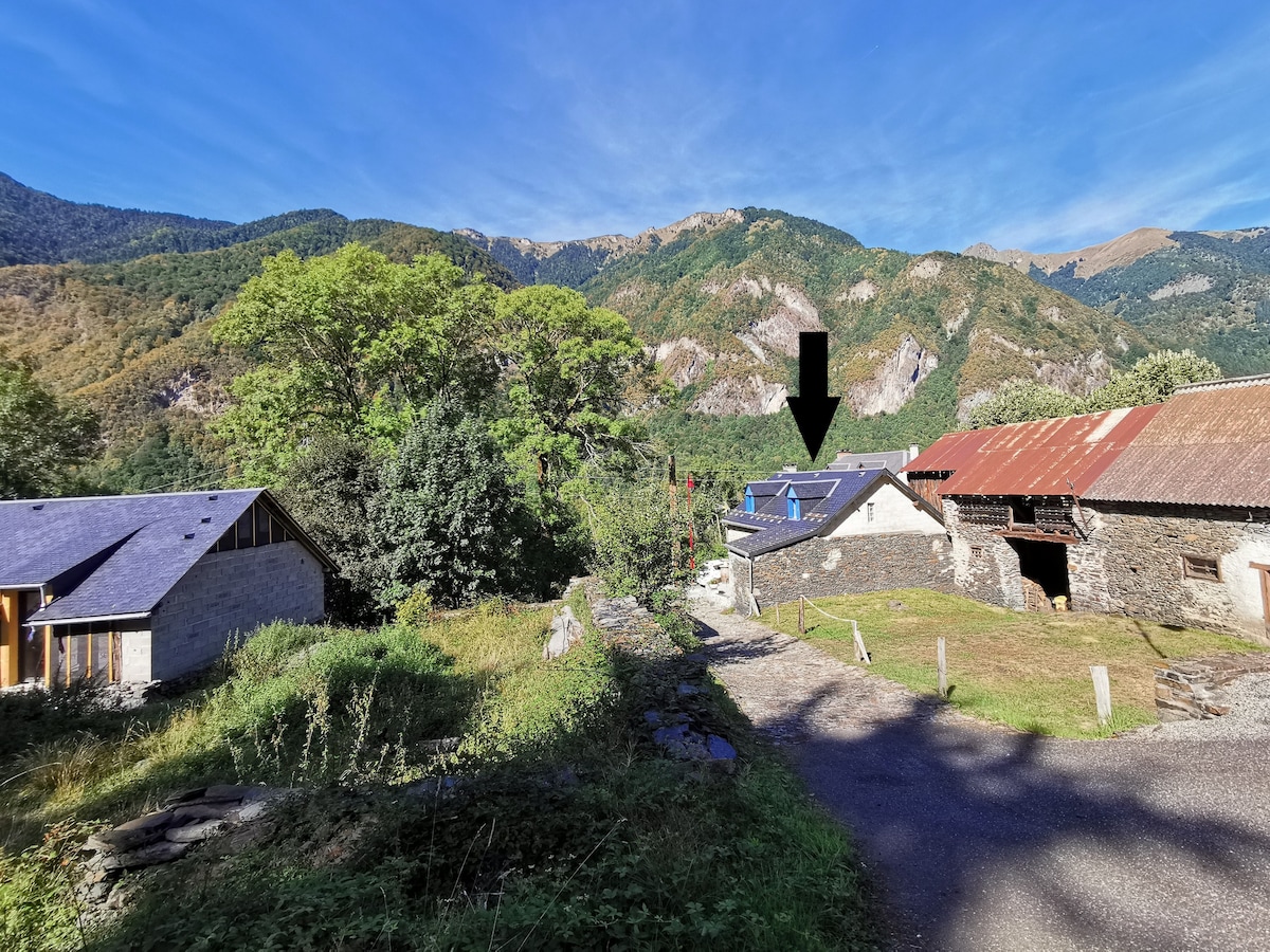 Maison en pierre, au calme d'un hameau de montagne