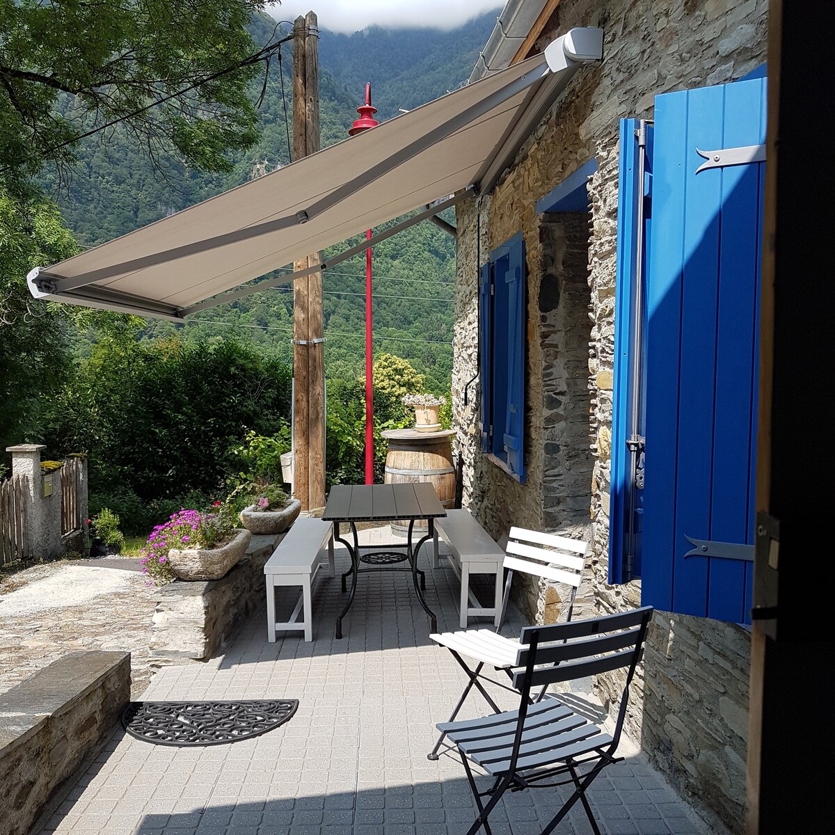 Maison en pierre, au calme d'un hameau de montagne