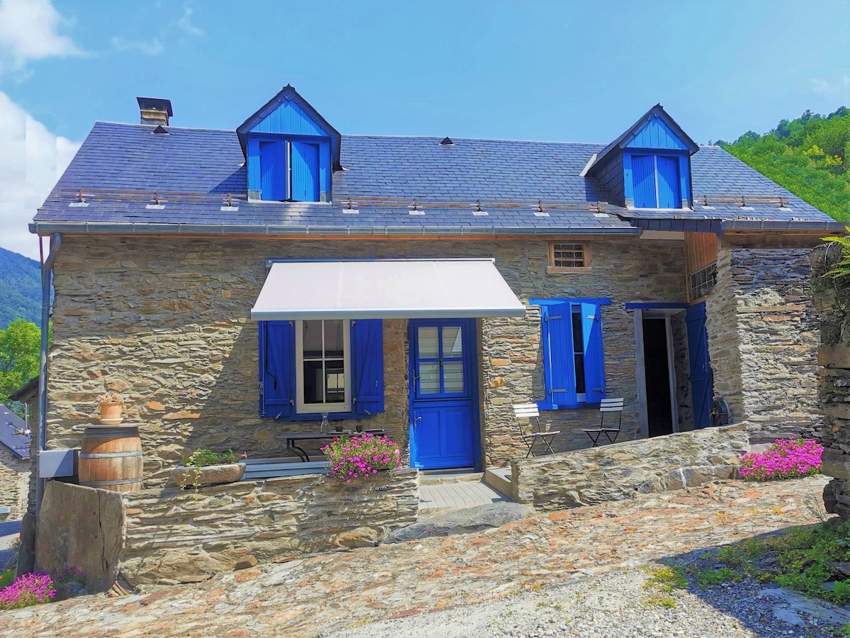 Maison en pierre, au calme d'un hameau de montagne