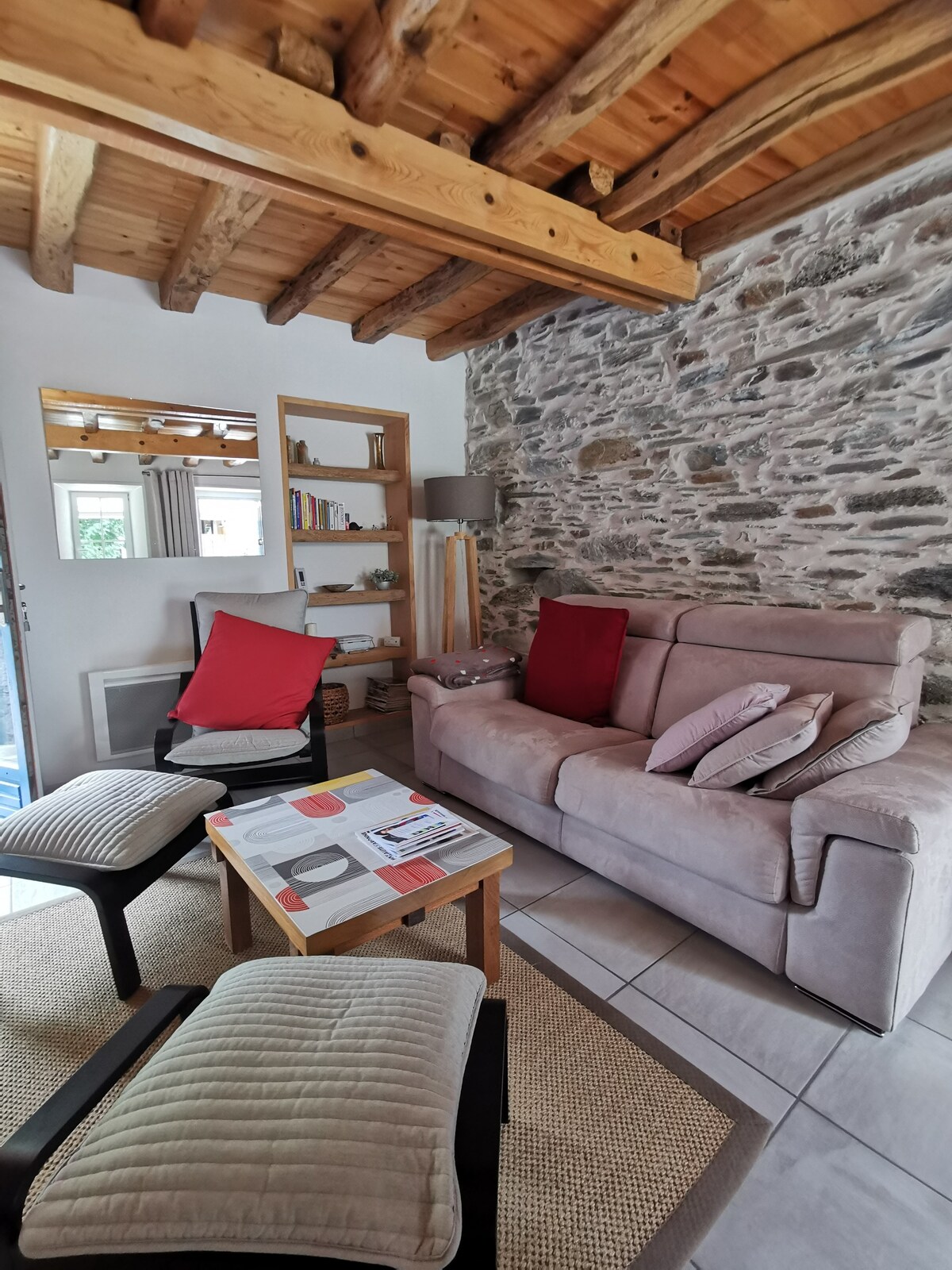 Maison en pierre, au calme d'un hameau de montagne