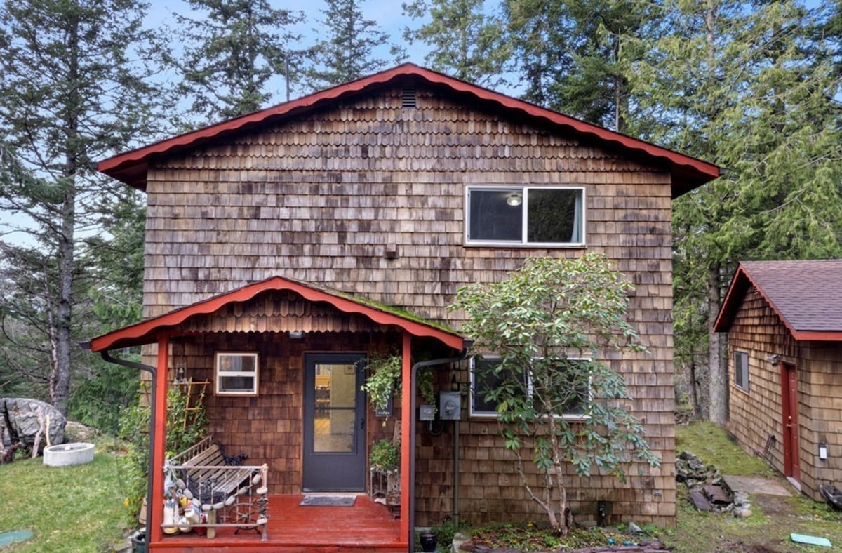 NEW Cozy Home Nestled in the Trees - Sleeps 6