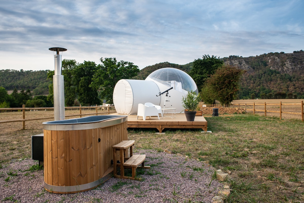 Dormir à la belle étoile dans une bulle