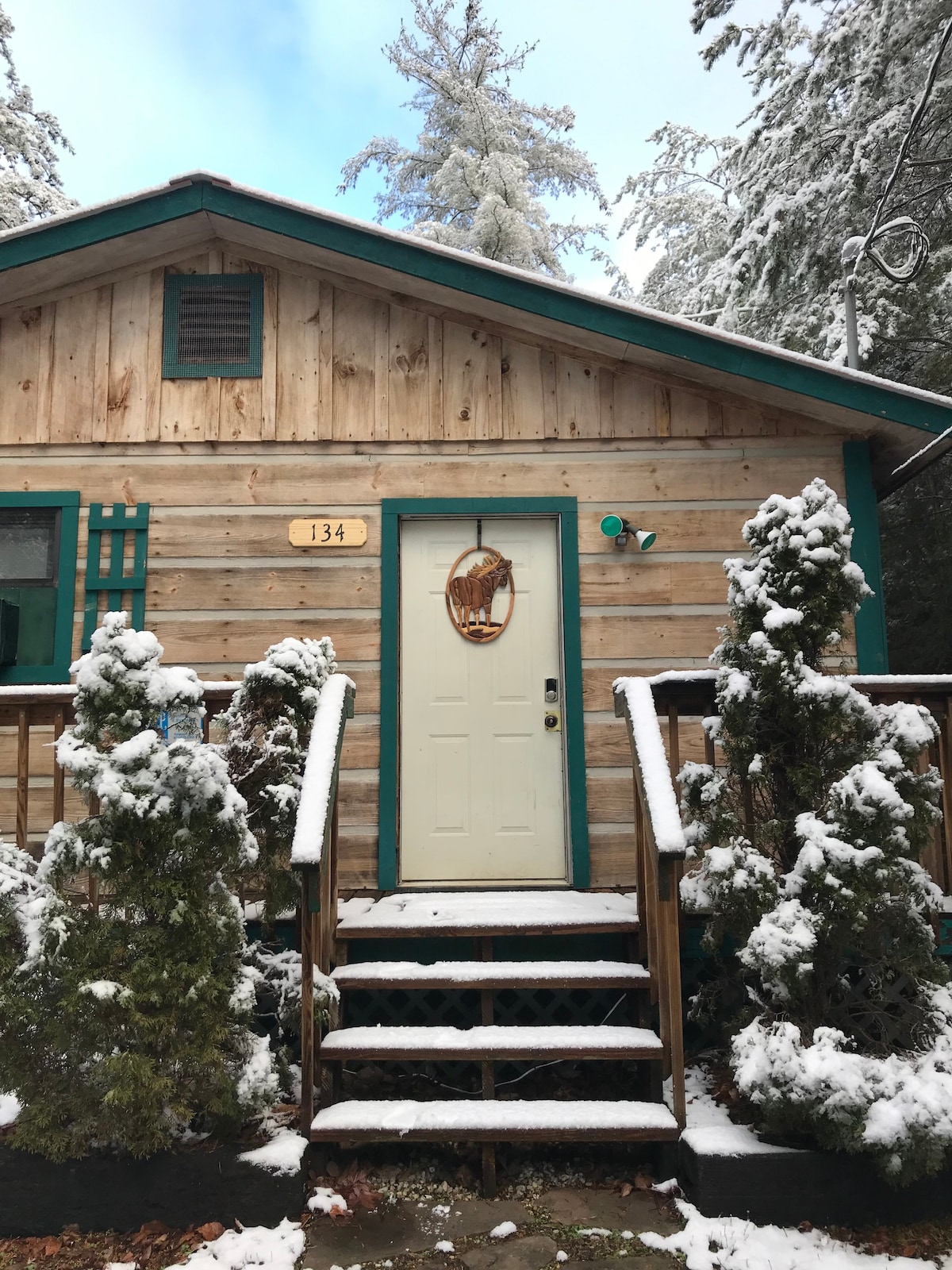 带热水浴缸的Caribou Pines双卧室小木屋