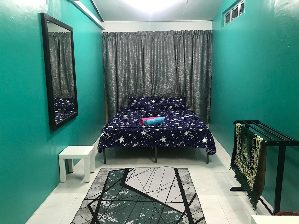 Kerteh舒适简单的客房，有3间卧室