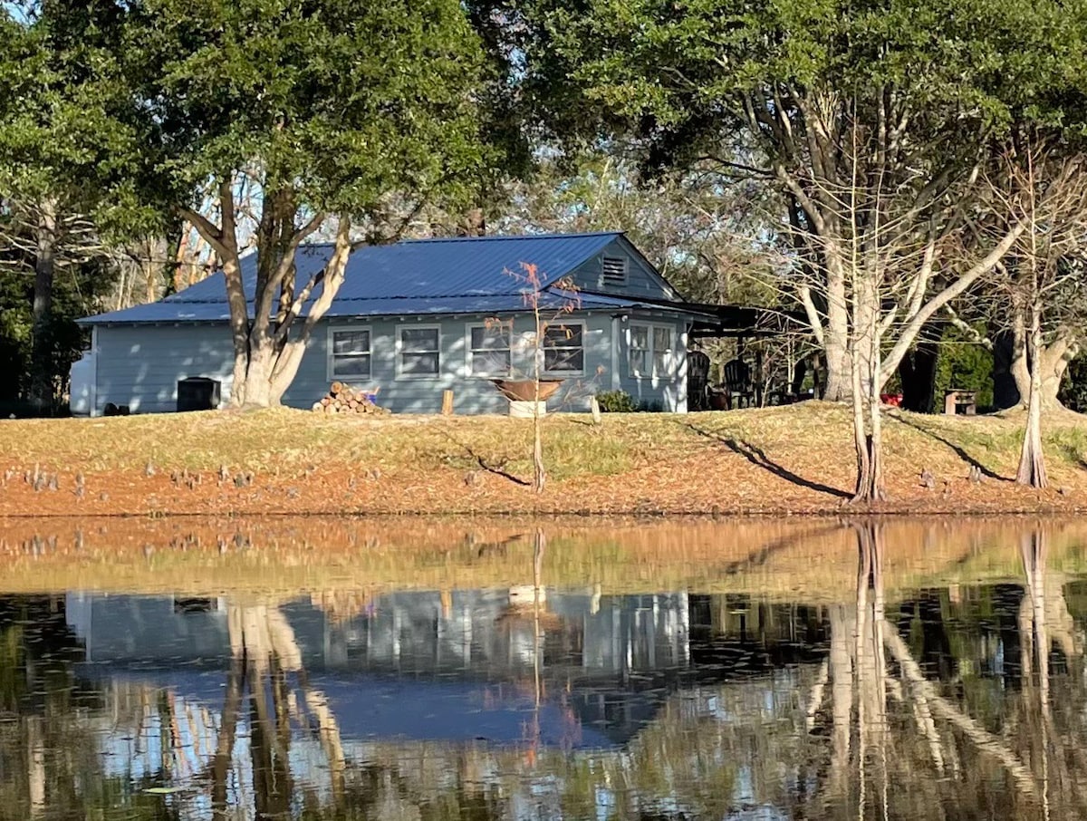 佐治亚州附近的舒适池塘小屋。南方大学